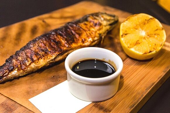 Le poisson cuit au four avec une sauce au gingembre satisfait la faim et augmente la puissance masculine