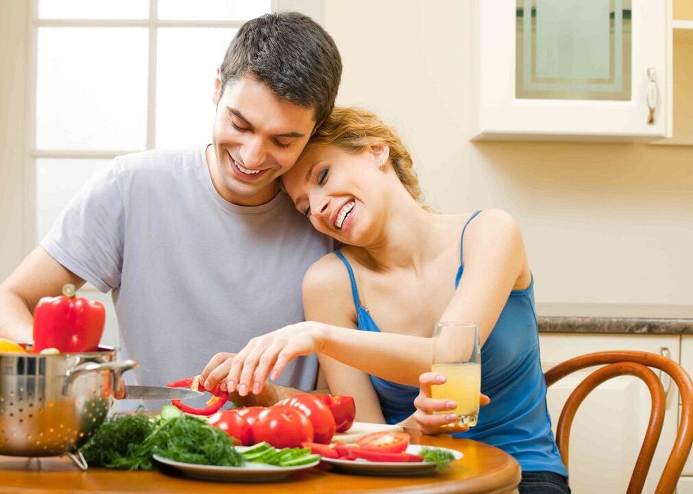 femme et homme préparent des légumes pour augmenter la puissance